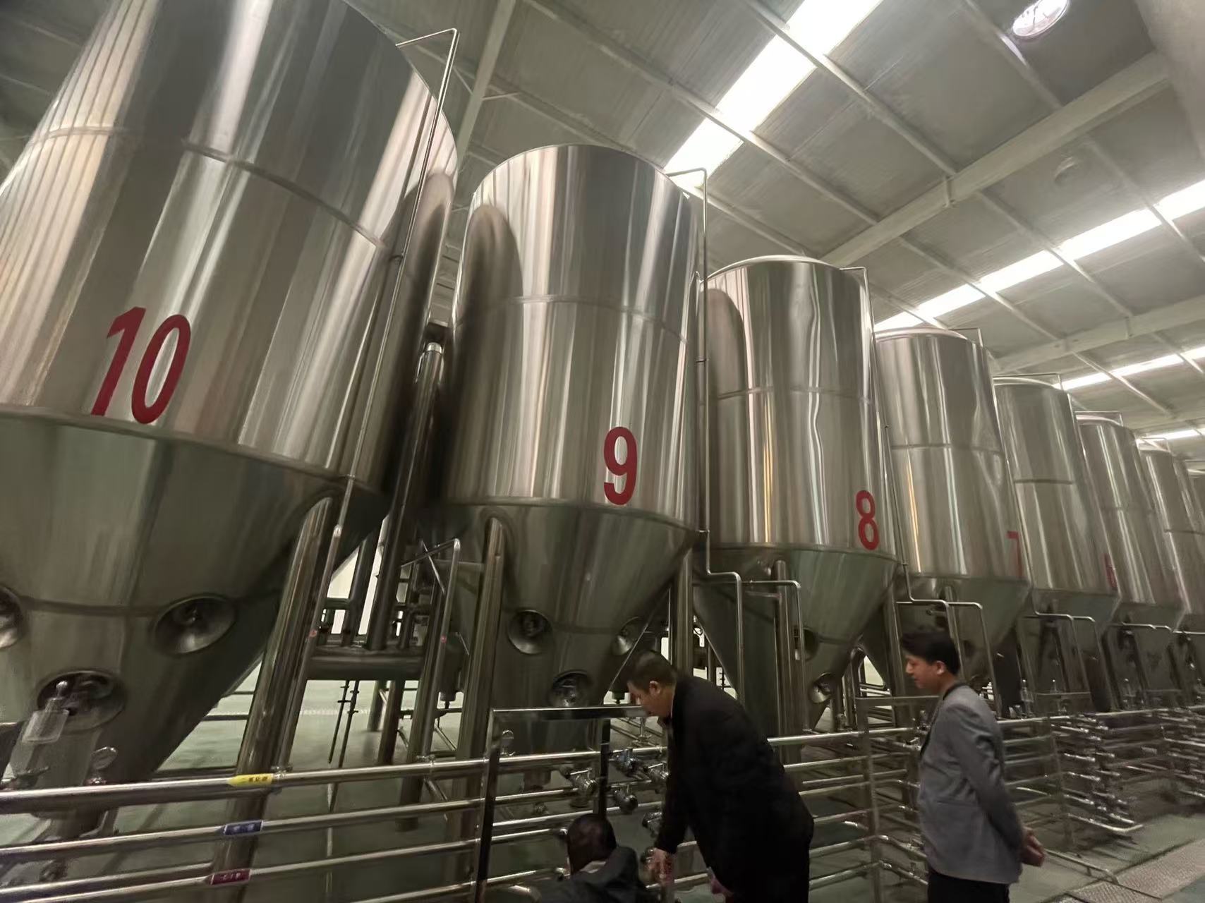集贤精酿啤酒设备厂—平面布置、设备设计、制造、调试、培训等一条龙服务